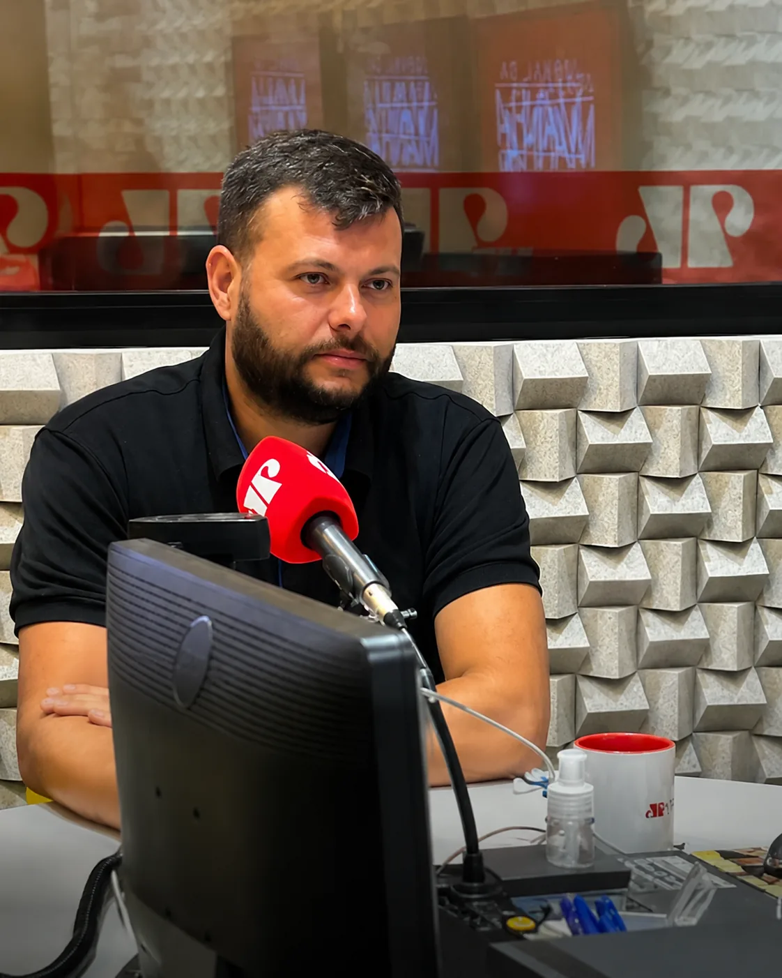Jonathan Renato em entrevista na rádio Jovem Pan